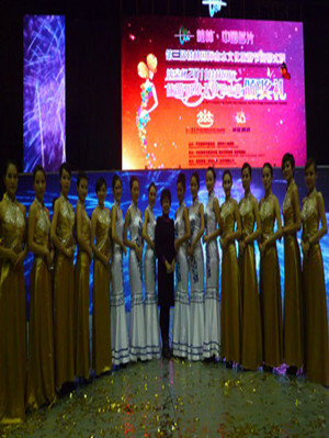 ��˿������������׻�ױְҵ��ѵѧУÿ��ٰ�ೡ���ͼ�����ʾ�����������������Ʒ����ᣬ�������֯�μӹ��ʹ�����������ױ��������ȡ�ý��˵�ҵ��...